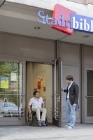 Personen an der Eingangstür der Bibliothek