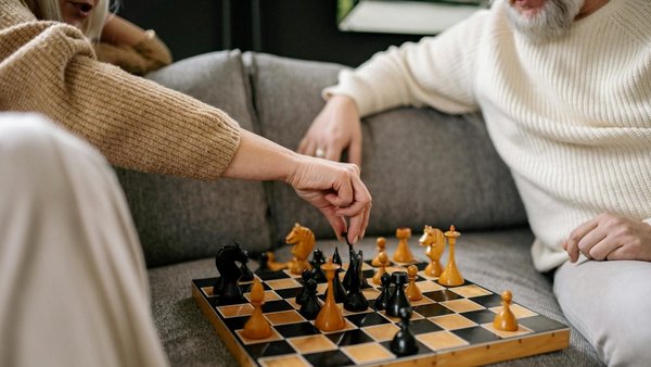 zwei Schach spielende Personen