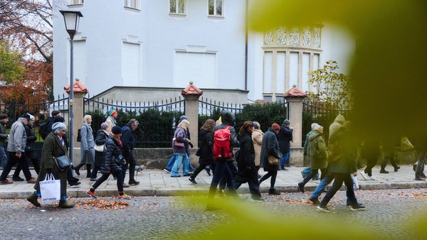 Menschen spazieren durch die Stadt
