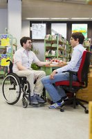 Rollstuhlfahrer in der Informationstheke