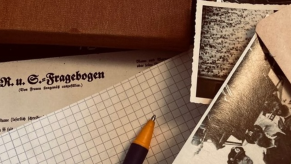 Fotos und Schreibutensilien