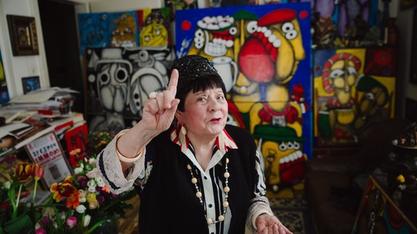 Emma Andijewska in ihrer Wohnung