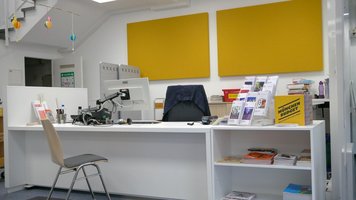 Infotheke im Erdgeschoss in der Bibliothek