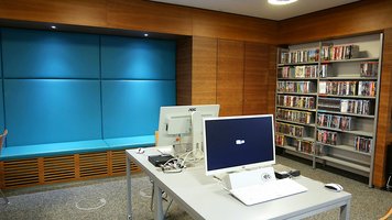 DVDs, Sitzgelegenheiten und Computerarbeitsplätze im Jugendbereich