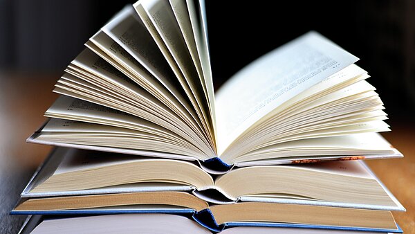 Stapel aufgeschlagener Bücher