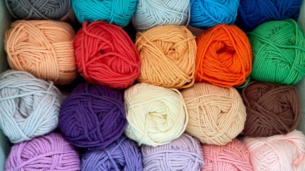 bunte Wollknäuel