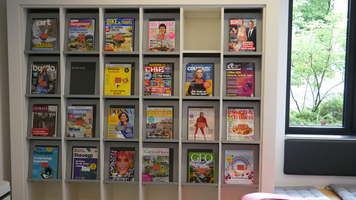 Stadtbibliothek Westend Zeitschriftenregal