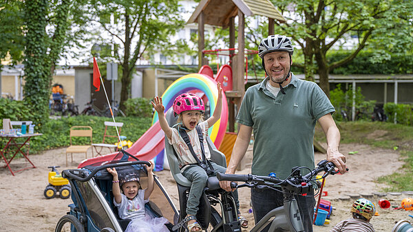Familie auf Lastenrad