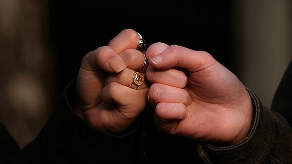 Das Symbolbild zeigt zwei Fäuste, die zum Fistbump aneinander gedrückt werden.