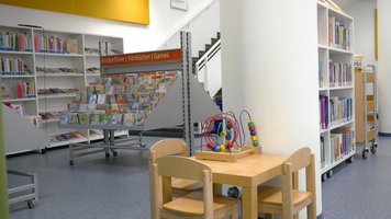 Kindermedien und Spieltisch für Kinder in der Bibliothek