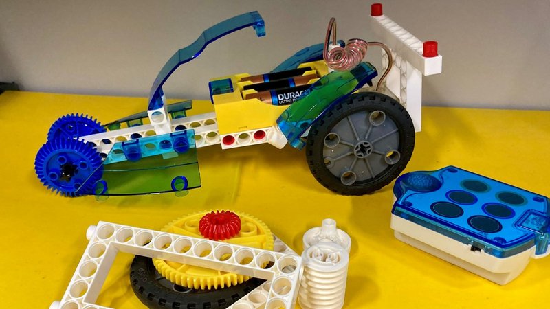 Aus Plastik-Bausteinen gebautes Auto mit Batterieantrieb