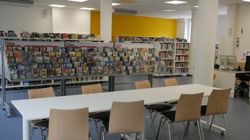 Arbeitsplätze und Filmregale in der Bibliothek