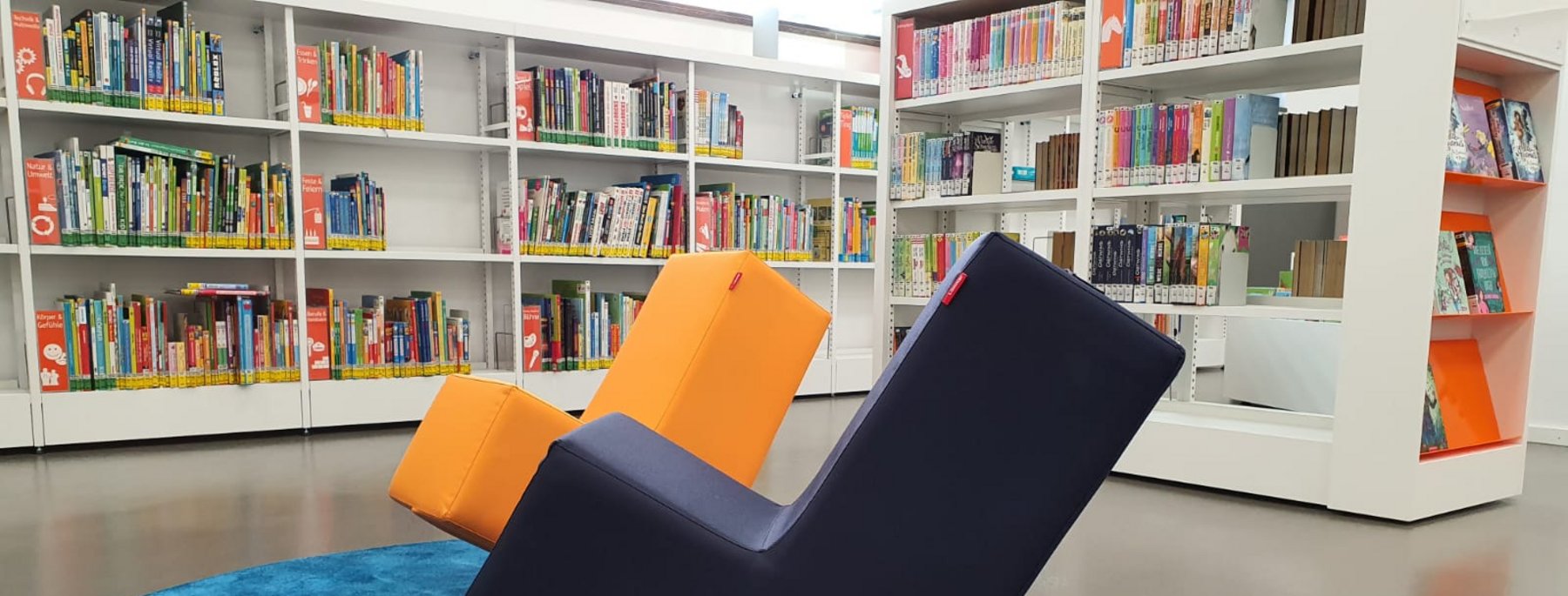 Lesesessel in der Bibliothek