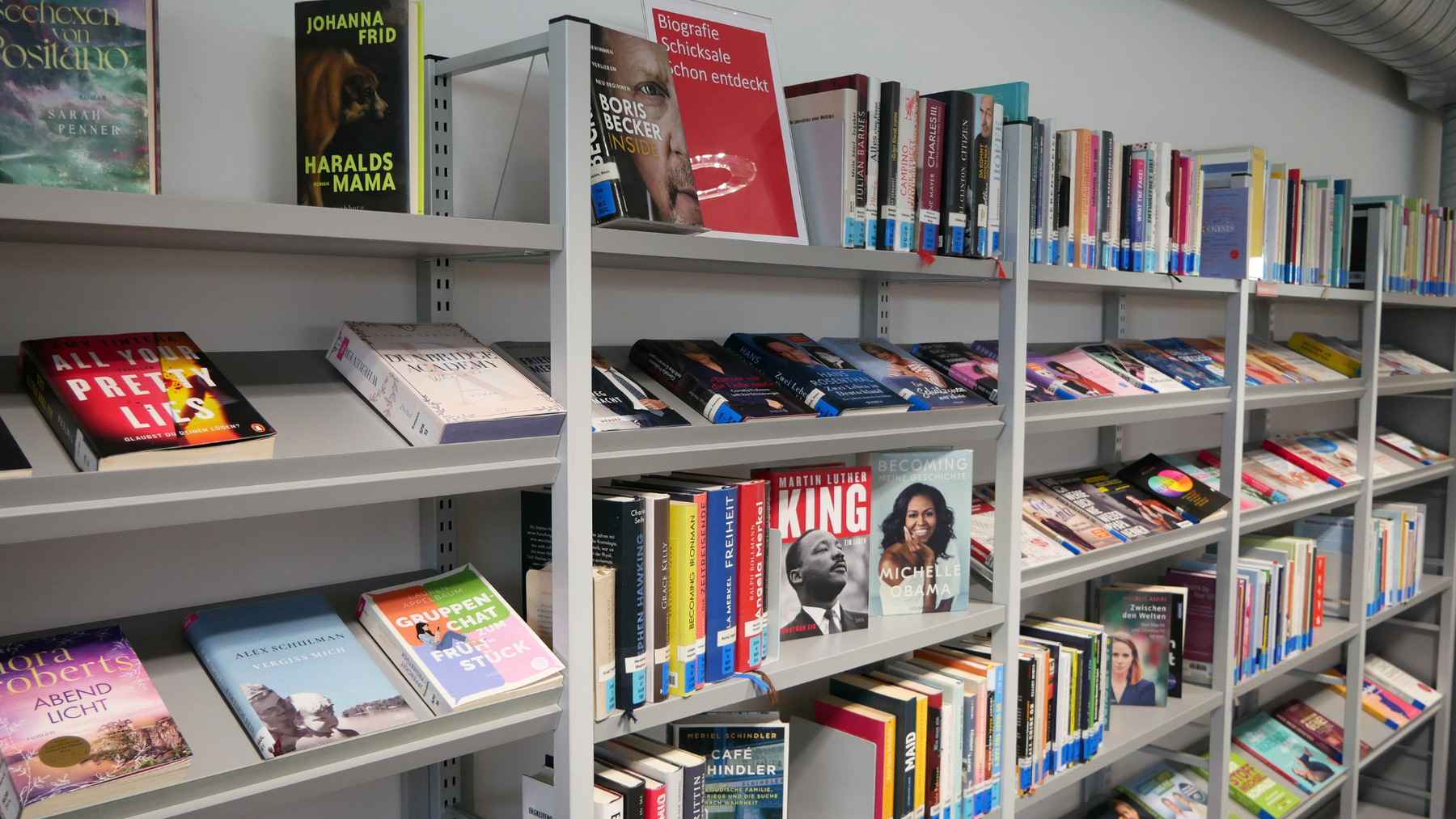 Stadtbibliothek Hadern Bücherregale