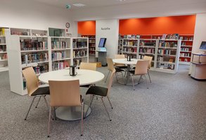 Arbeitsplätze und Medienregale