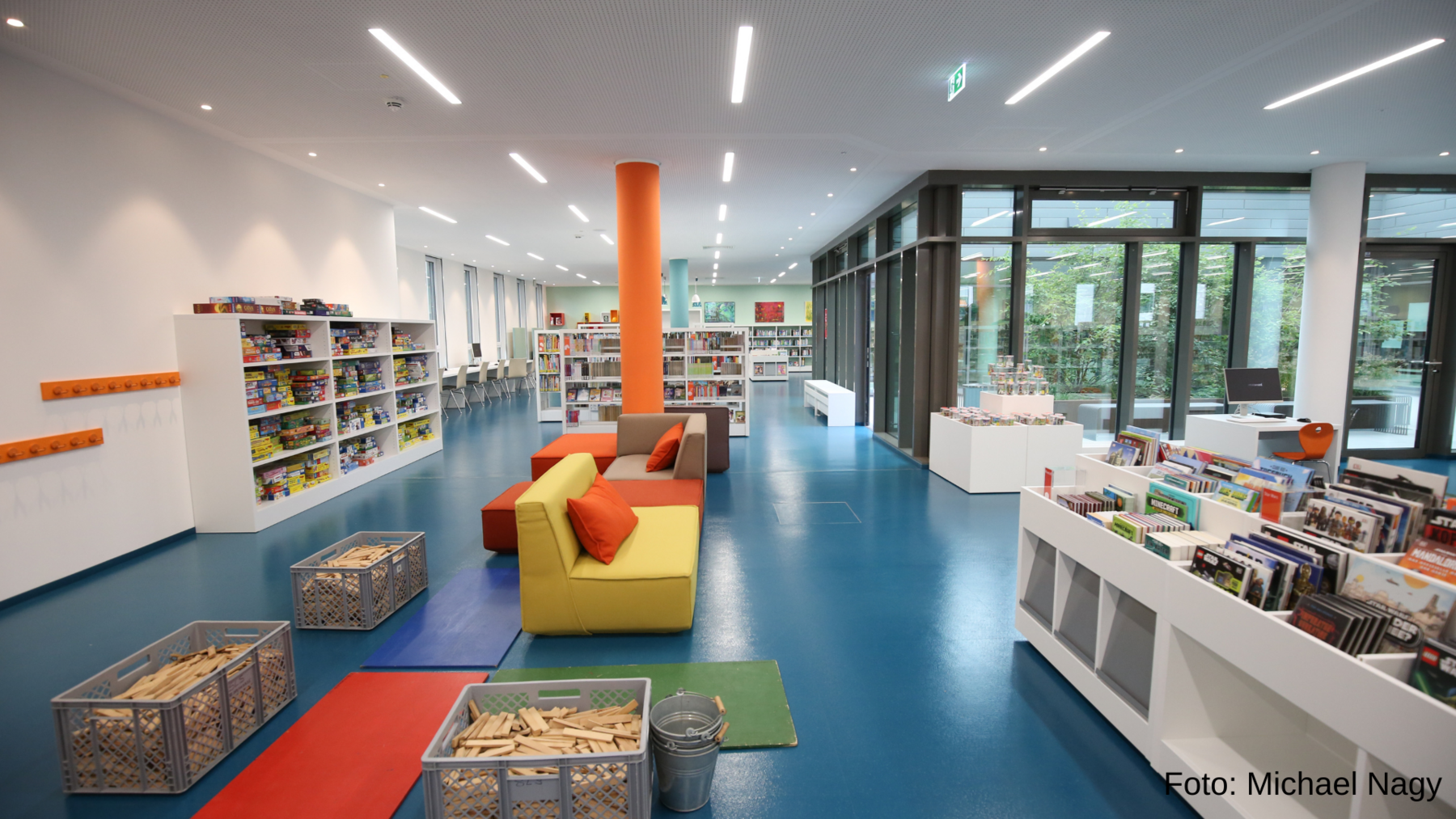 Regale, Sofas und Arbeitsplätze in der Stadtbibliothek Neuaubing