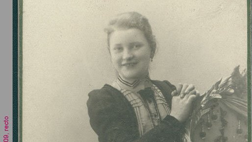Atelier Veritas, München (Fotoatelier), „Porträt einer jungen Frau aus dem Atelier Veritas von Stephanie Ludwig-Held“ ca. 1900. AddF, Sign.: A-F1-00609. Gemeinfrei. Freie Leben, Utopien