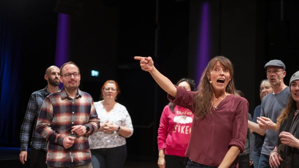 Mehrere Personen auf der Tanzfläche