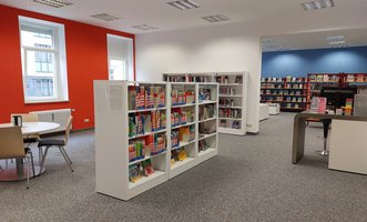 Sitzgelegenheiten und Regale im Obergeschoss