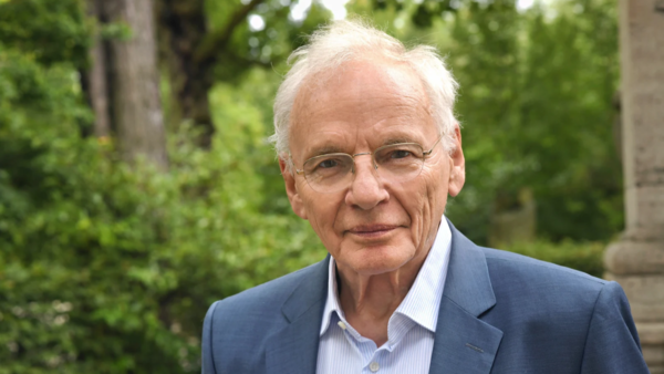 Götz Aly: Mann mit weißen Haaren und Brille