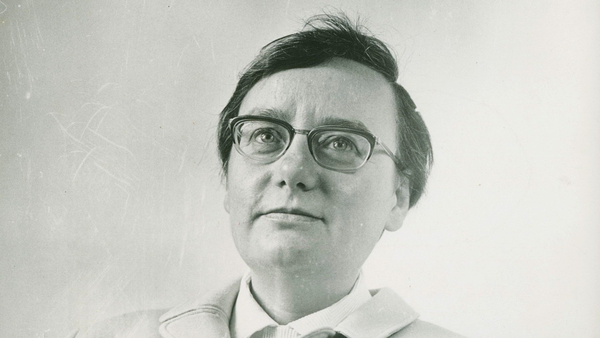 Christa Reinig, eckige Brille, kurzer Männerhaarschnitt, hat den Blick in die Ferne gerichtet.
