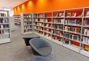 Sessel und Bücherregale im Obergeschoss