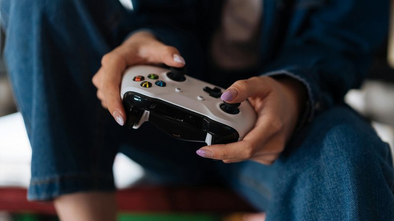 Zwei Hände halten einen Controller