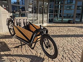 Ein Lastenrad vor der Bibliothek