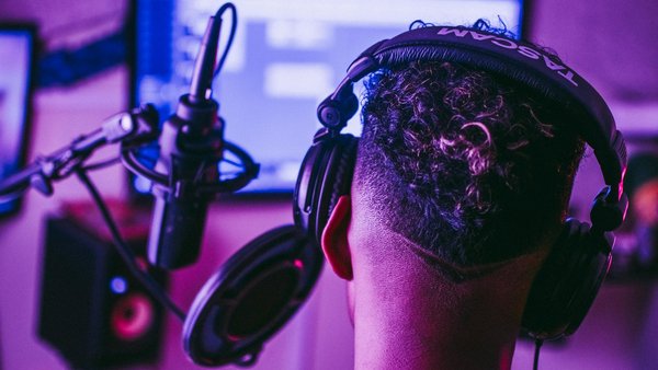 Ein Jugendlicher in einem Tonstudio