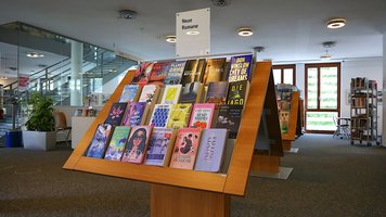 Bücherregal