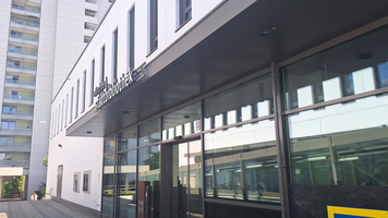Eingangsbereich und Außenfassade der Bibliothek