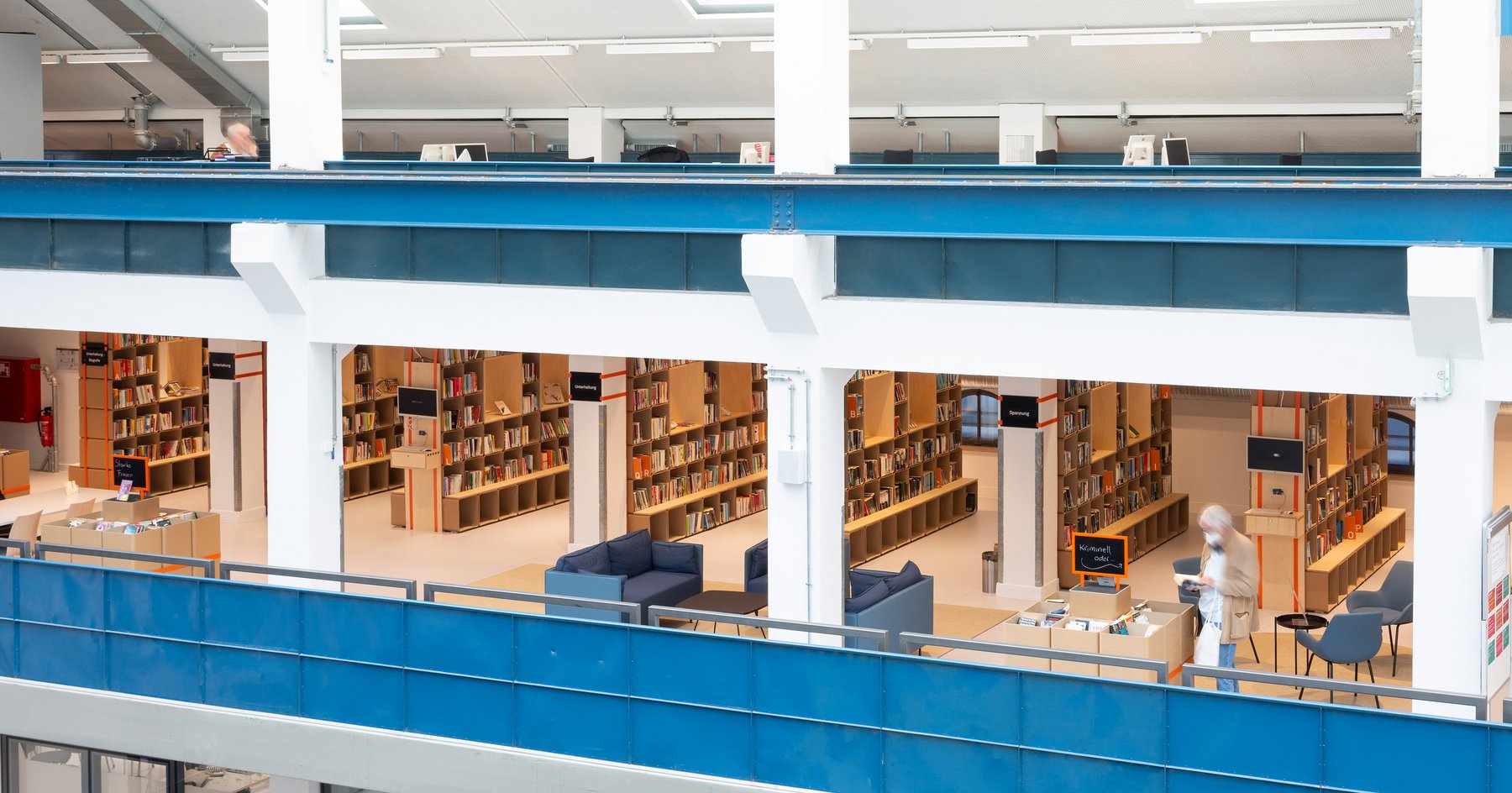 Blick durch die Halle E auf Bibliotheksregale