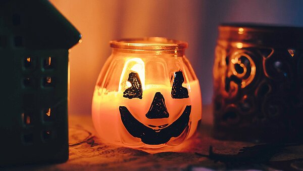 Ein Teelicht in Form eines Halloween-Kürbis
