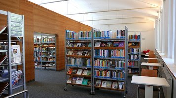 Bücherregale und Arbeitsplätze