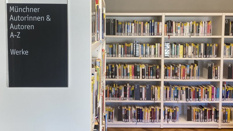 Bücherregale in der Münchner Autorinnen und Autoren Bibliothek